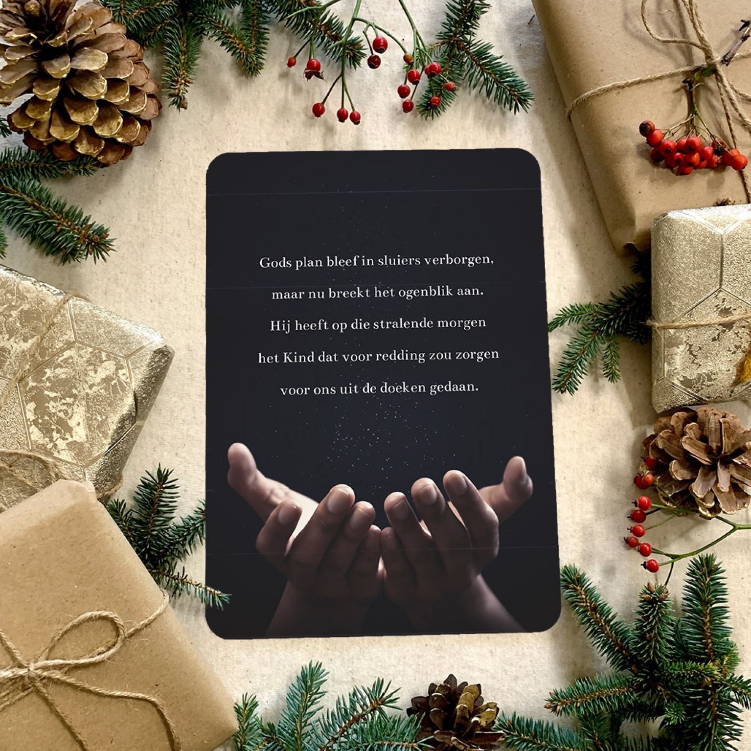 MA27101 - Kerstbord 'Gods plan bleef in sluiers verborgen, maar nu breekt het ogenblik aan. Hij heeft op die stralende morgen het Kind dat voor redding zou zorgen voor ons uit de doeken gedaan.'