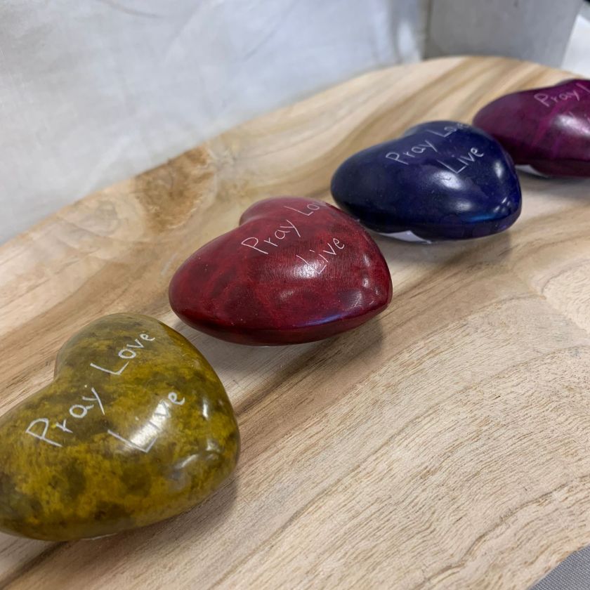 Pray love live blauw hart steen - 5500359581 -  Fairtrade bij MajesticAlly