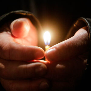 Handen met kaarsje